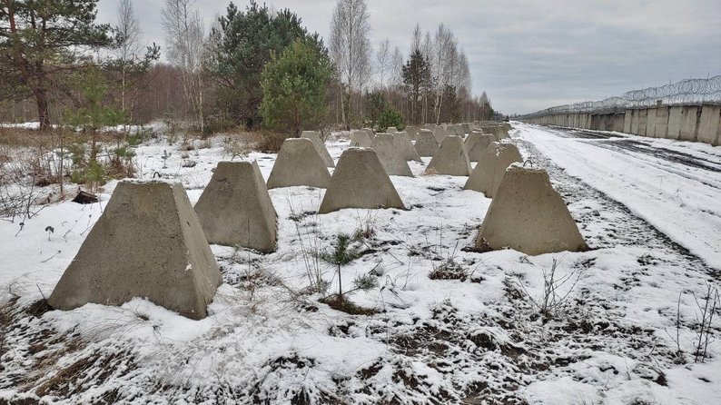 Протитанкові рови, міни й колючий дріт: кордон з Білоруссю на Волині продовжують укріплювати