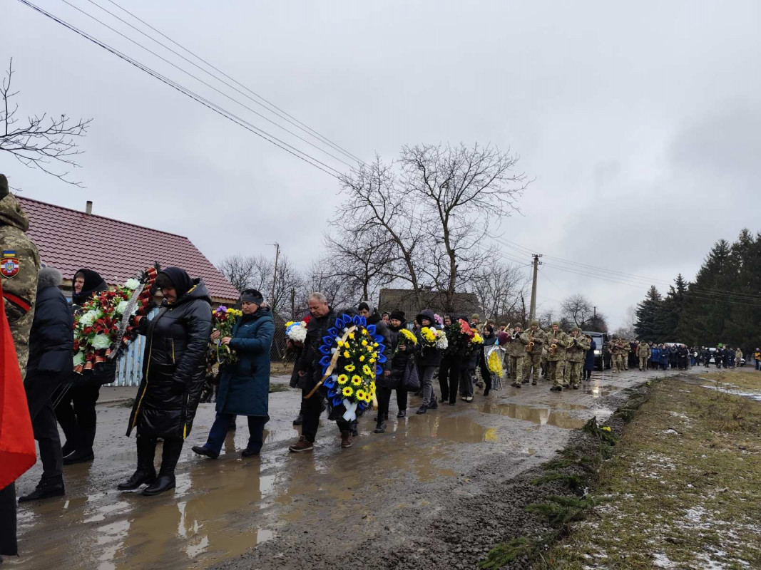 Назавжди додому «на щиті»: на Волині в останню дорогу провели полеглого солдата Сергія Жданя