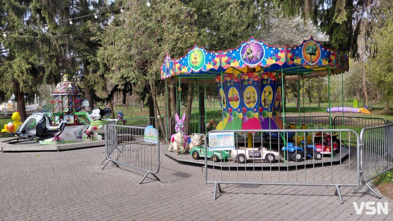 Які атракціони працюють у центральному парку Луцька та яка вартість квитків?