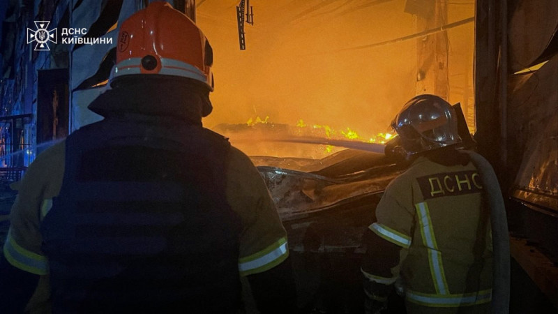 Пекельна ніч у Києві: ДСНС показала, як рятувальники борються з наслідками удару РФ