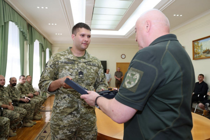 Воювали на Донеччині та Харківщині: прикордонники з Волині отримали нагородну зброю