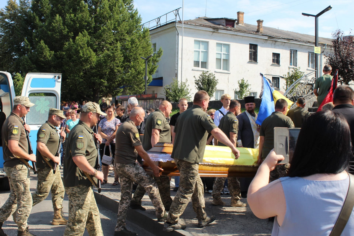 Весільний коровай розділили на цвинтарі: на Волині попрощались із Героєм Едуардом Вовчуком