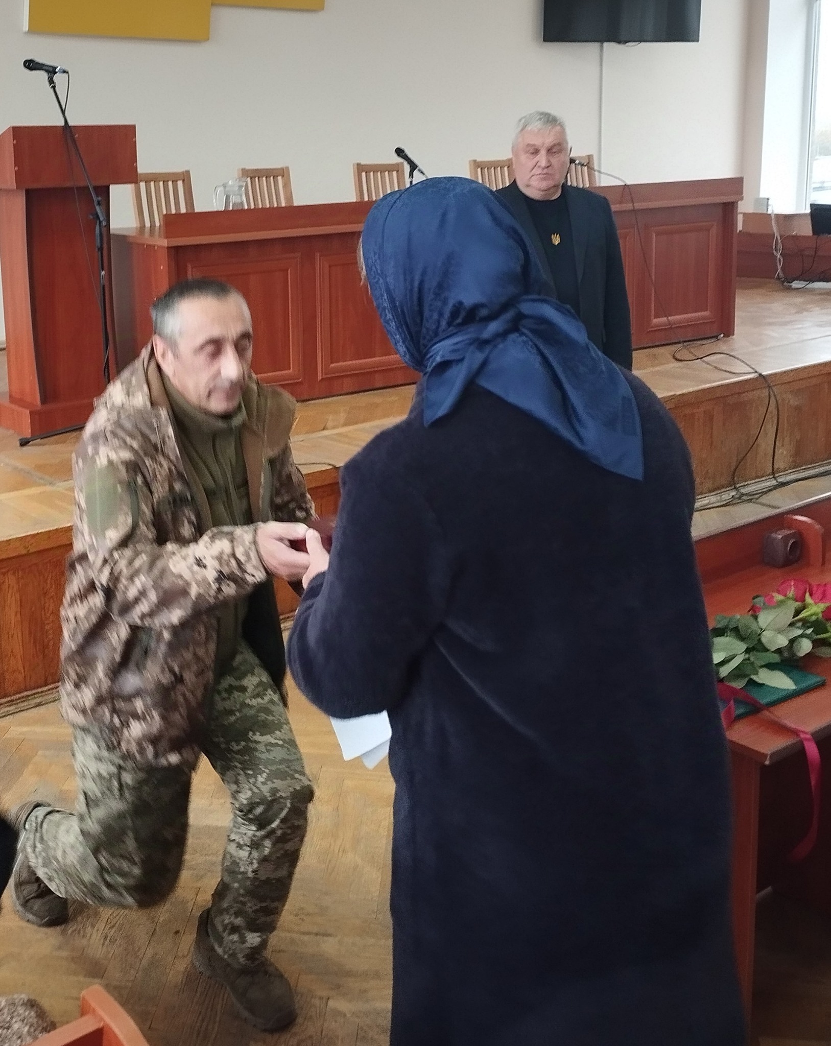 Талановитий музикант, незмінний звукооператор, педагог: на Волині рідним загиблого воїна вручили нагороду