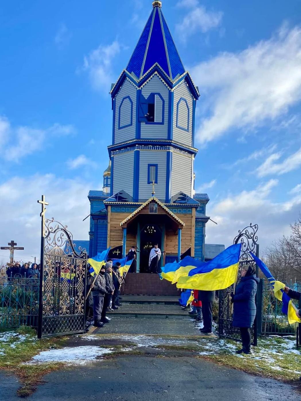 Втрати біля Торецька: у громаді на Волині усе село зійшлося провести полеглого Героя Михайла Попіка