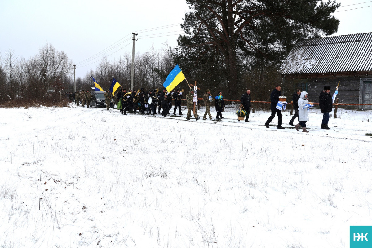 Довгою була остання дорога додому: на Волині попрощалися з воїном Володимиром Сірцем