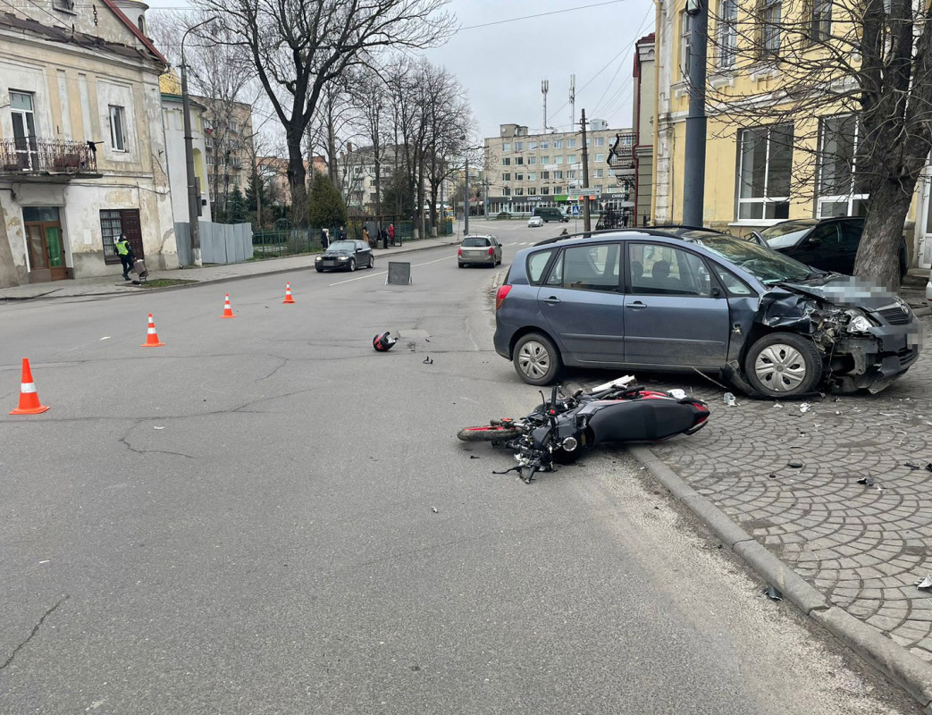 Розповіли подробиці аварії у Луцьку за участю неповнолітнього мотоцикліста