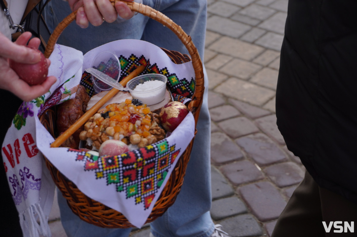 Як у Луцьку освячують Великодні кошики? Фоторепортаж