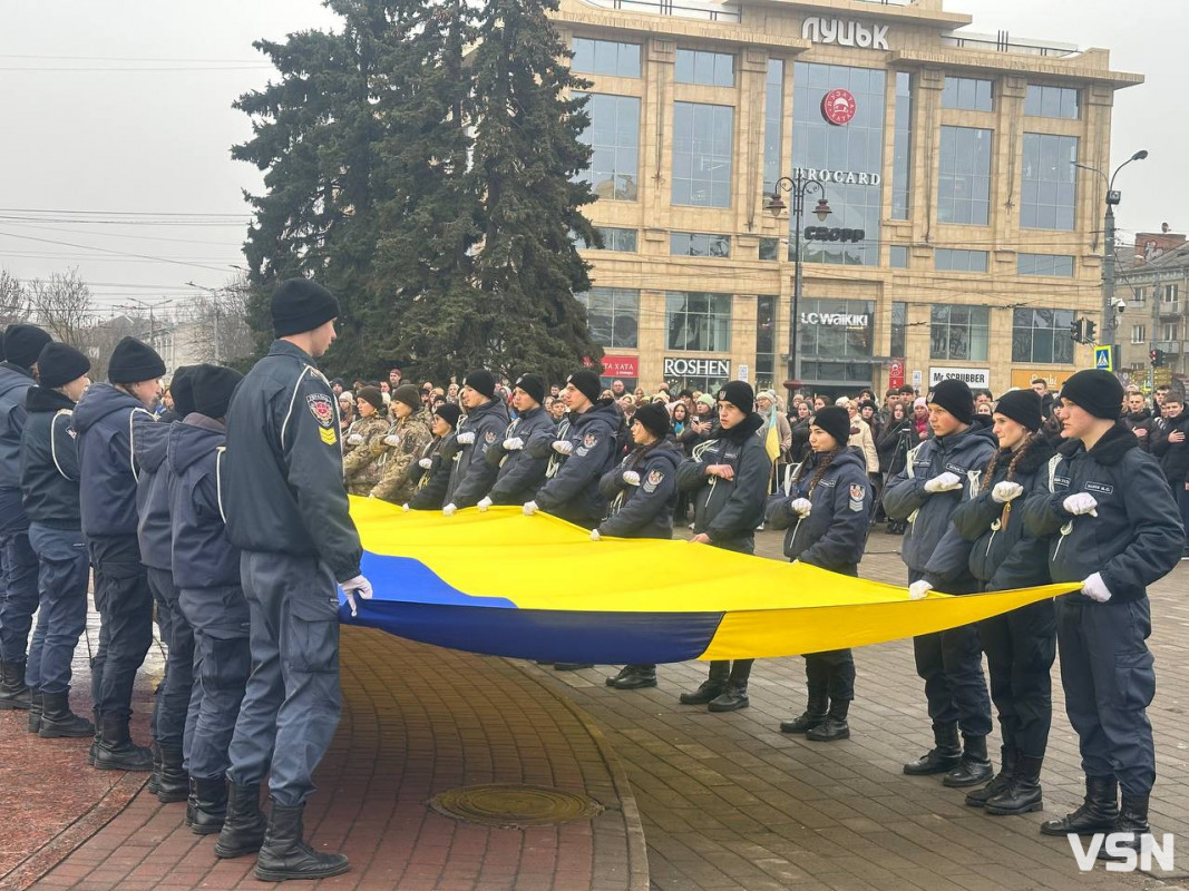 «Ланцюг Єднання» у Луцьку: сотні людей із прапором України відзначили День Соборності