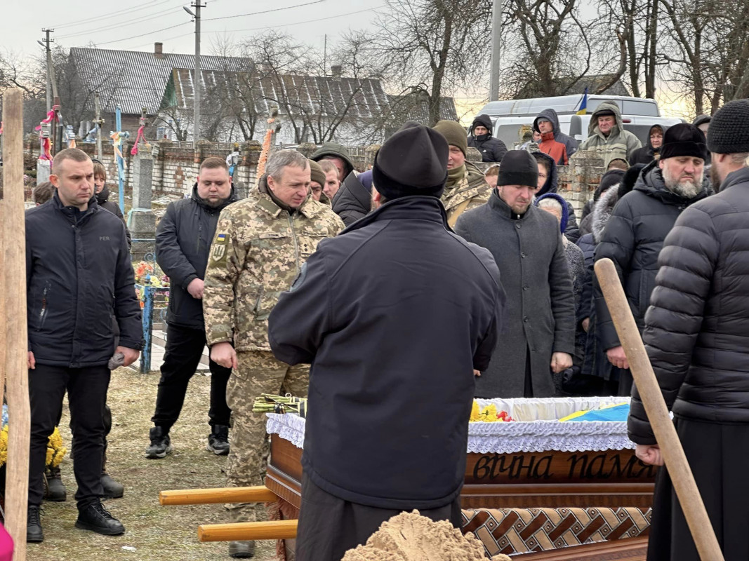 Отримав тяжке поранення біля Бахмута: на Волині всім селом прощалися з Героєм Миколою Назарчуком. Фото