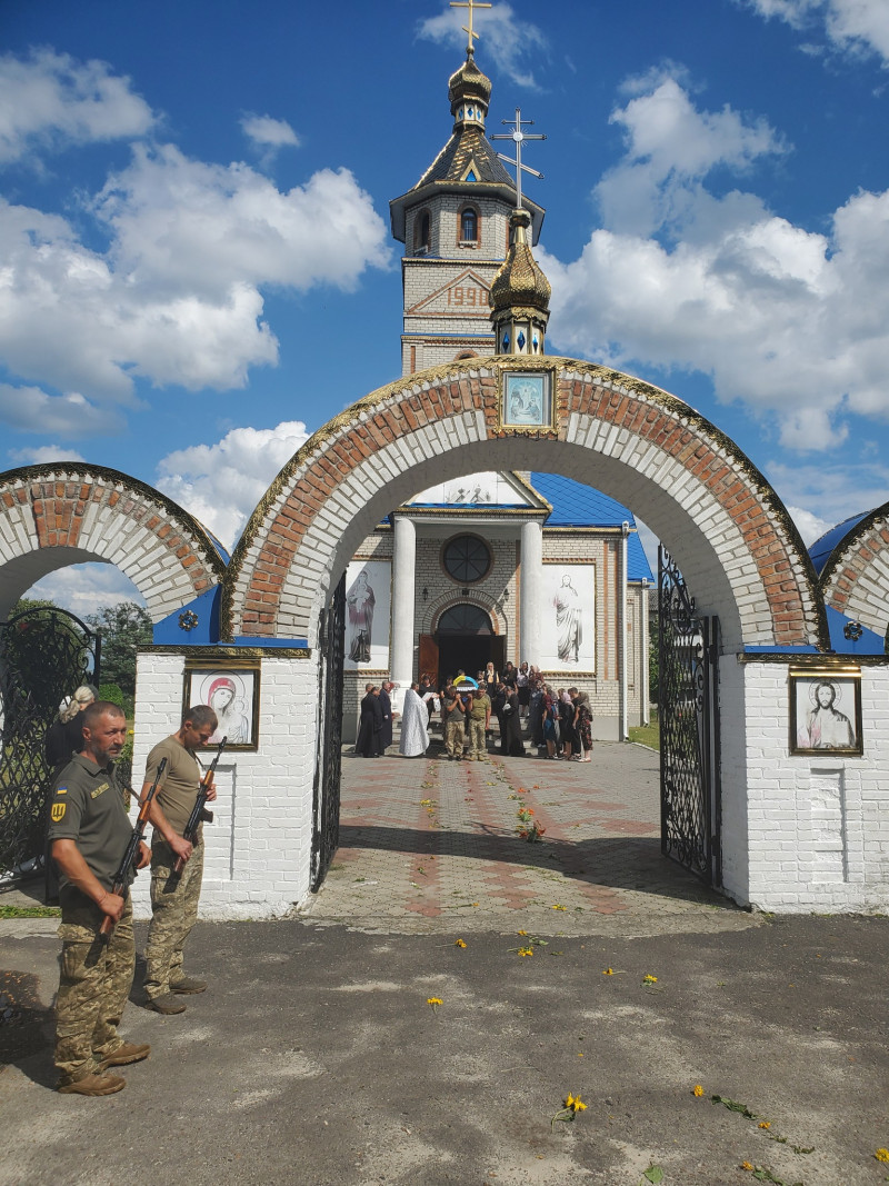 Залишилися мама, дружина, син та донька: волиняни попрощалися із загиблим Героєм Сергієм Ткачуком