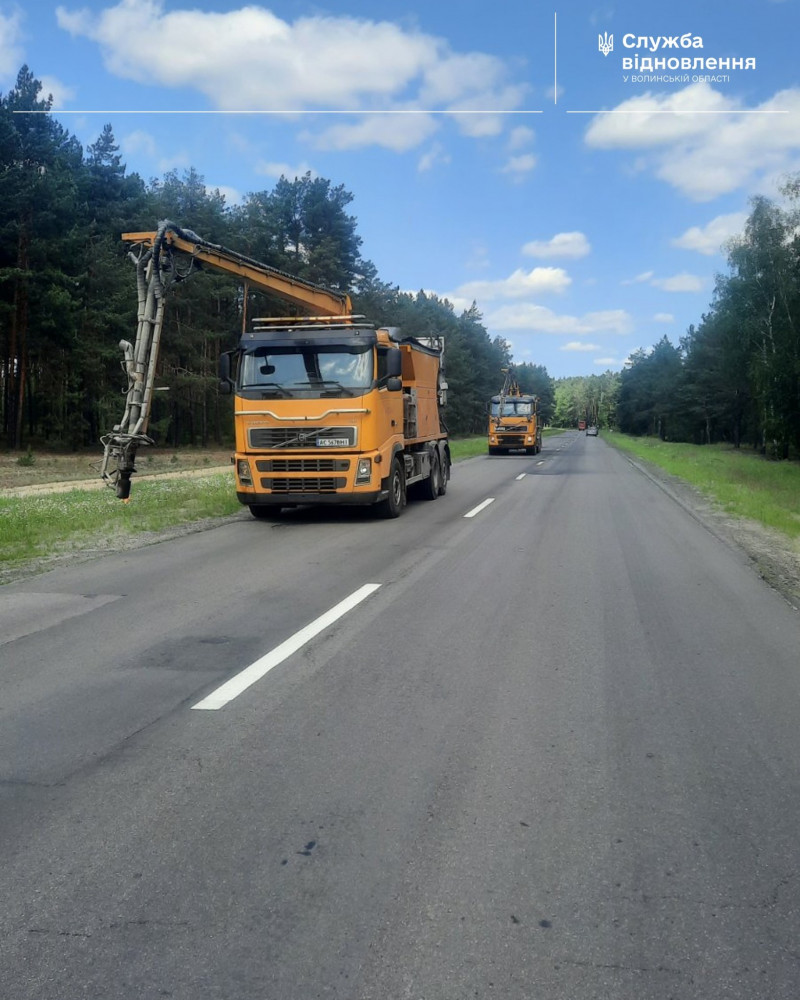 Латають вибоїни та тріщини у покритті: де на Волині ремонтують дороги