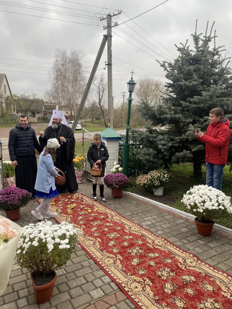 Перейшли до ПЦУ, а священник МП не хотів віддавати ключі від храму: митрополит Михаїл відвідав парафію на Волині. Фото