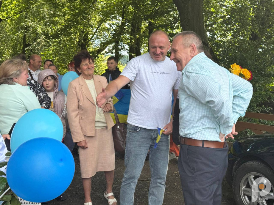 На Волині з квітами та сльозами зустріли звільненого з полону військового