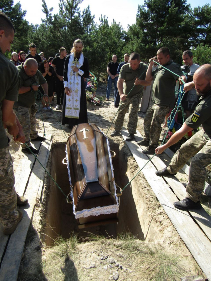 В один день громада прощається відразу з трьома Героями: на Волині поховали молодого захисника Олега Новосада