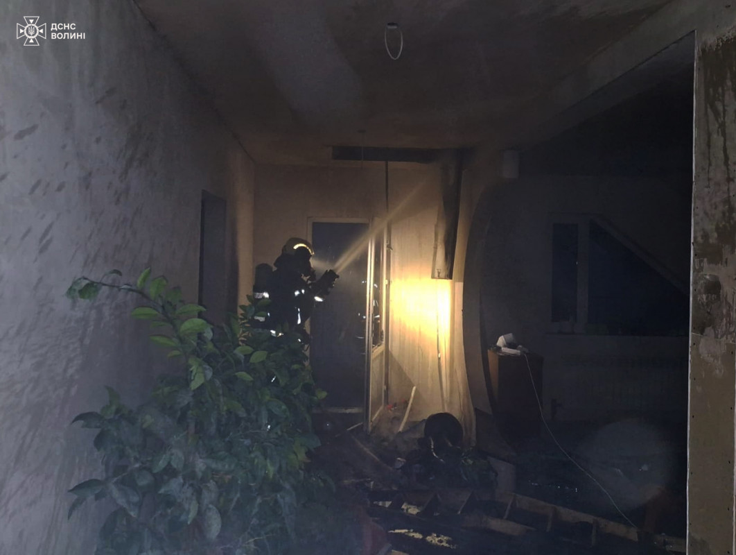 Вчасно вивели дітей і викликали рятувальників: на Волині горів двоповерховий будинок