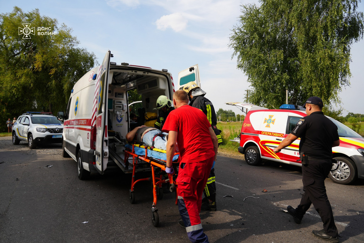 У Луцькому районі в ДТП постраждало 4 людини: одного пасажира деблокували рятувальники. Фото