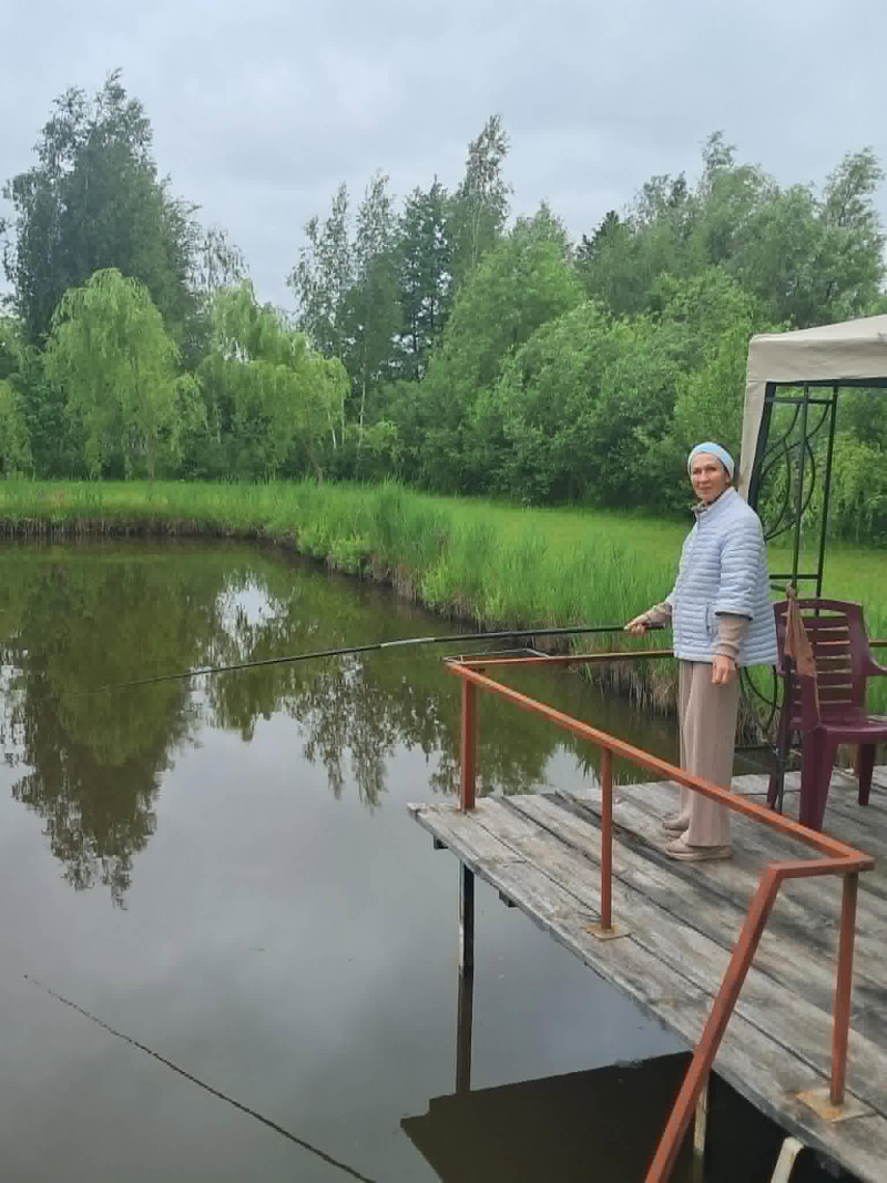 Волинянка рятує лелек і ловить їм рибу: один птах прожив у неї вісім років, другий — п'ять