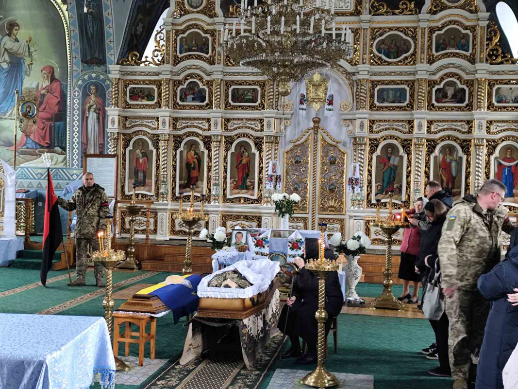 Овдовіла дружина, без батька залишилися син і донечка: на Волині попрощались з Героєм Олександром Мишком