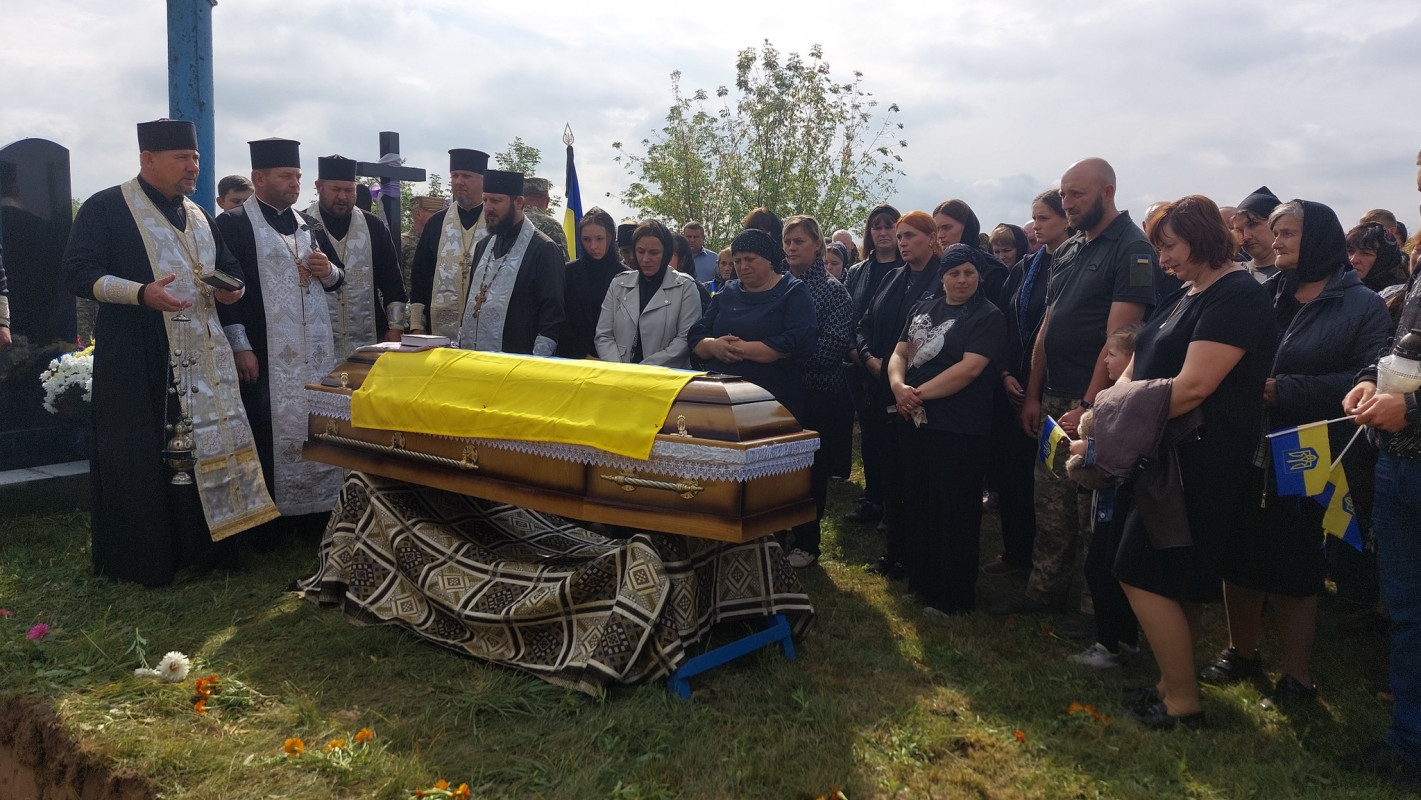 Залишилася дружина, дві доньки та троє онуків: на Волині попрощались з Героєм Василем Дуркотом