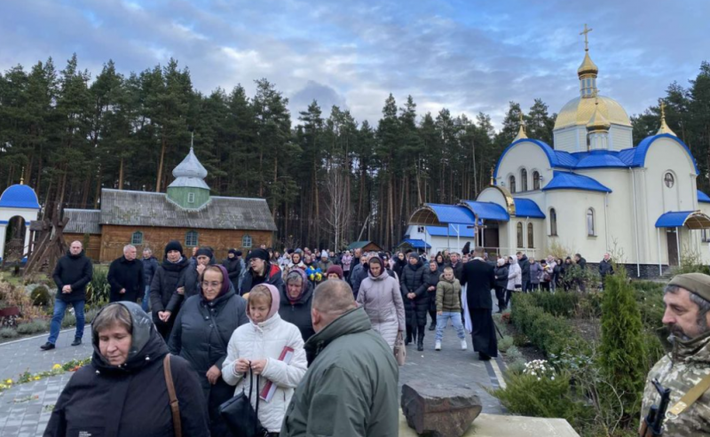 Тримав небо над Україною: на Волині попрощалися з Героєм Петром Поліщуком