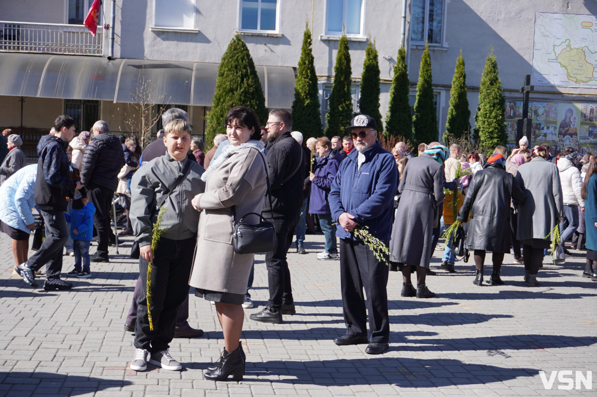 Сотні вірян прийшли освячувати вербу у головний собор Луцька. Фоторепортаж
