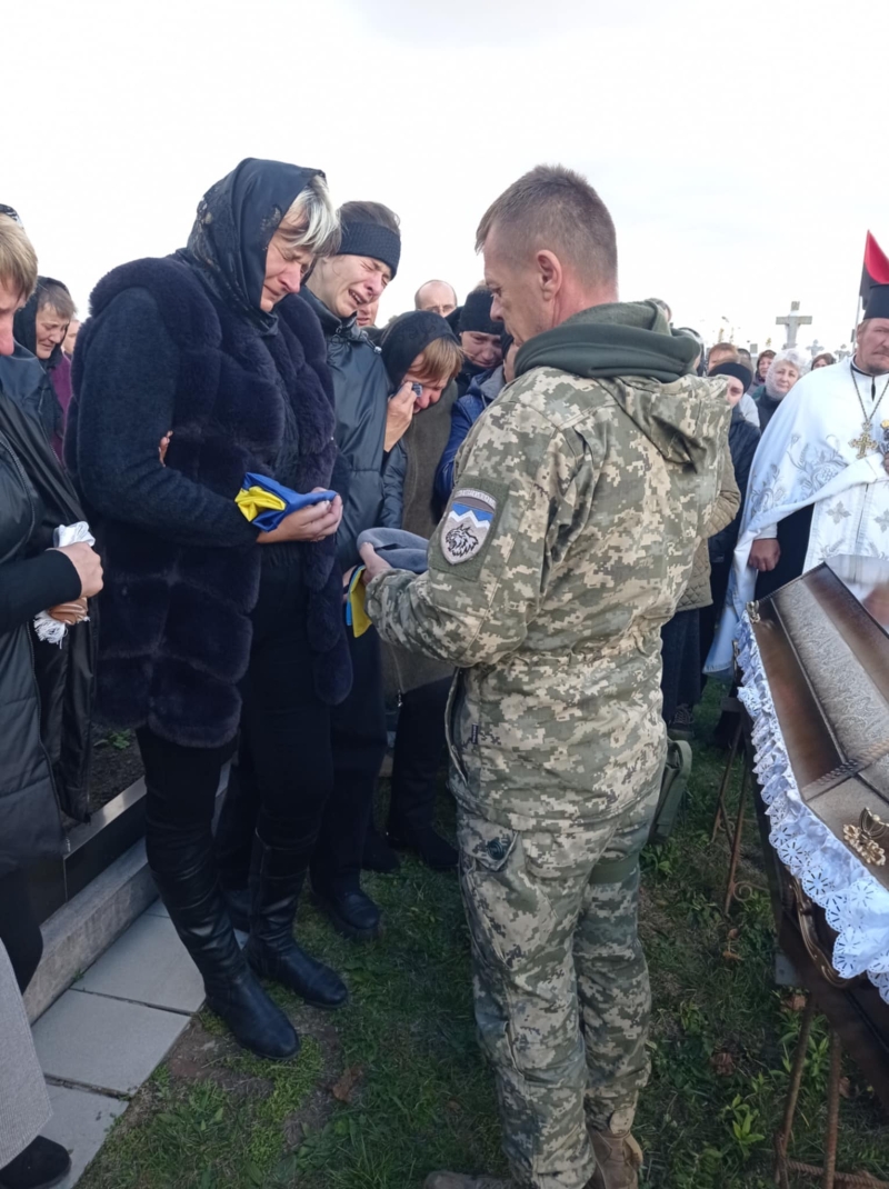 У батьків не стало сина, у дружини – чоловіка, у двох донечок – батька: на Волині провели в останню дорогу Героя Андрія Бобака