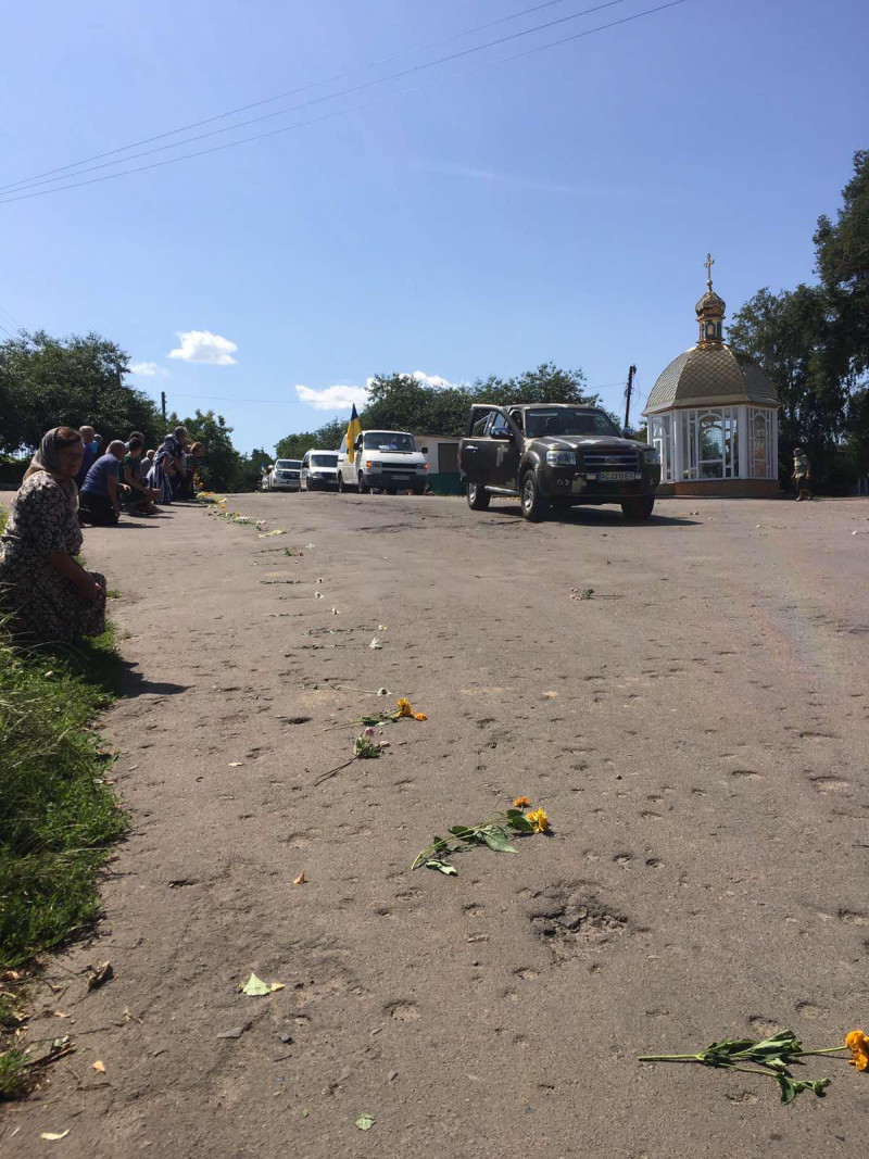 У Луцькому районі сотні людей на колінах і з встеленою квітами дорогою зустріли тіло 30-річного Героя Юрія Ковальчука