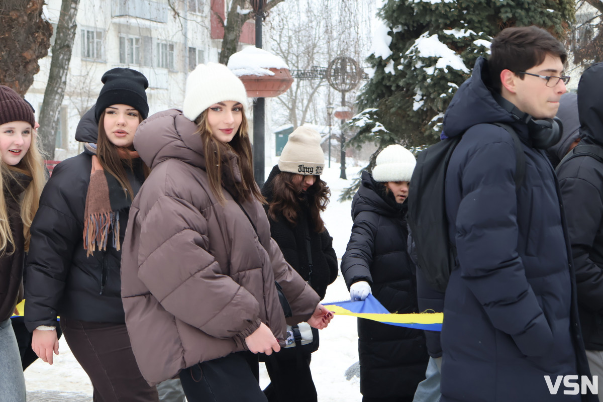 Лучани об’єдналися в «Ланцюг Єднання» до Дня Соборності України. Фоторепортаж