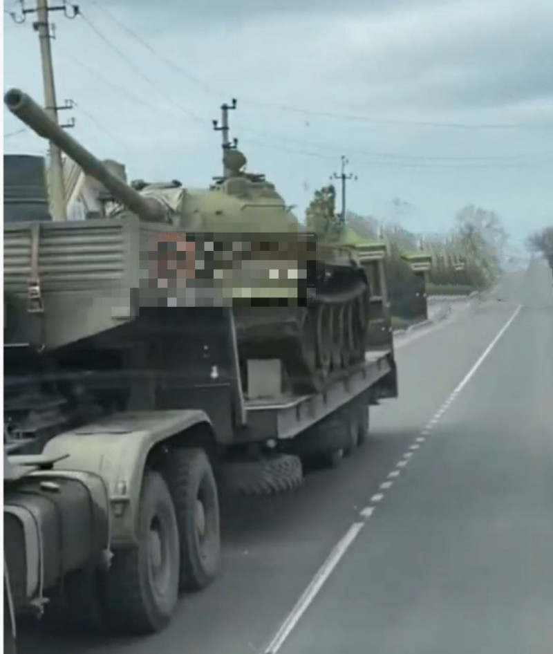 Допотопні бляшанки: росіяни шокували танками, які везуть на фронт. Фото
