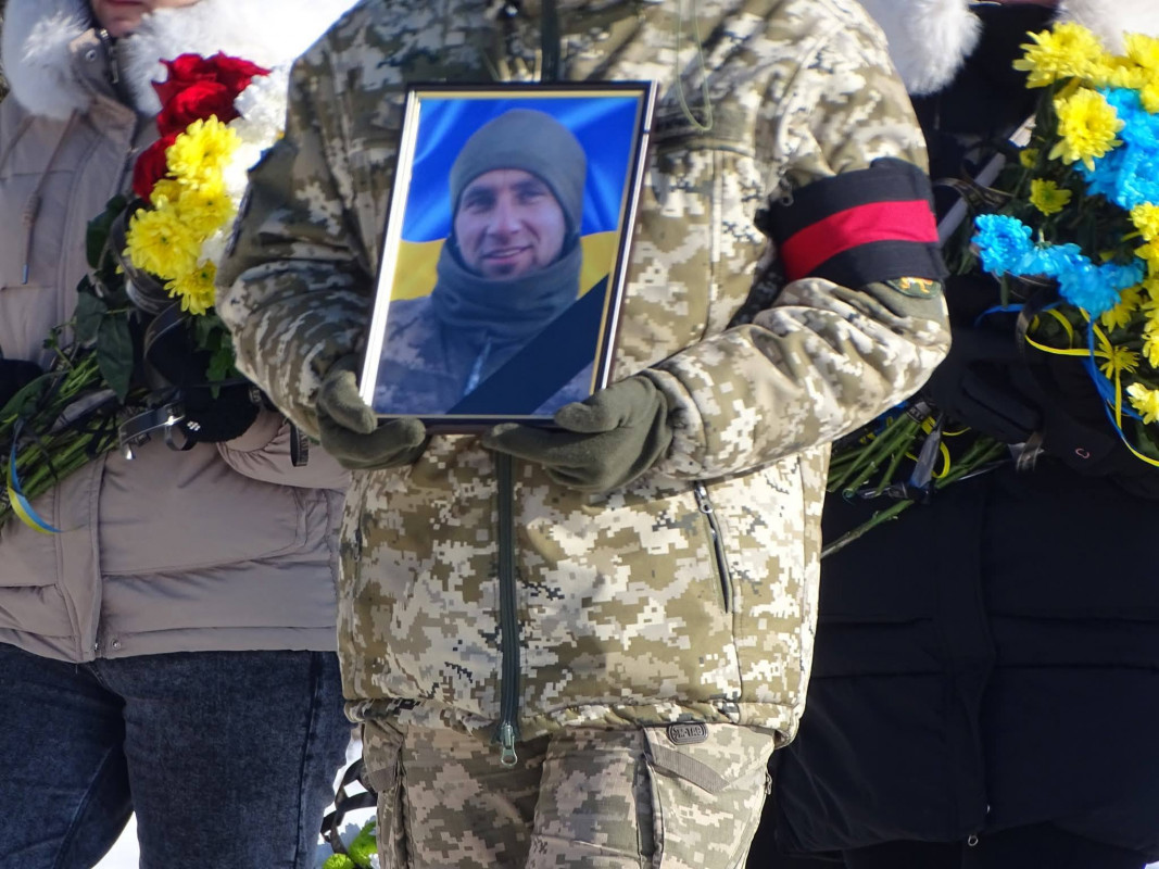 Понад рік родина жила між надією і болем: на Волині попрощалися з воїном Романом Махнюком