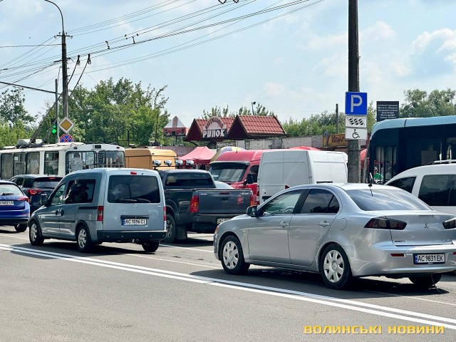 Заборонили стоянку: у Луцьку біля ринку виокремили смугу для громадського транспорту