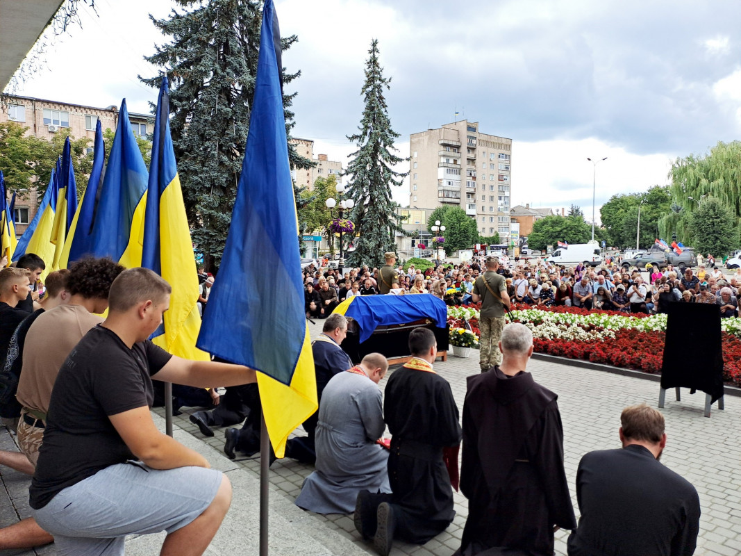 «Мамуль, не переживай, у медиків найменше шансів загинути на війні»: на Волині попрощались з Героєм Віталієм Кухарчуком