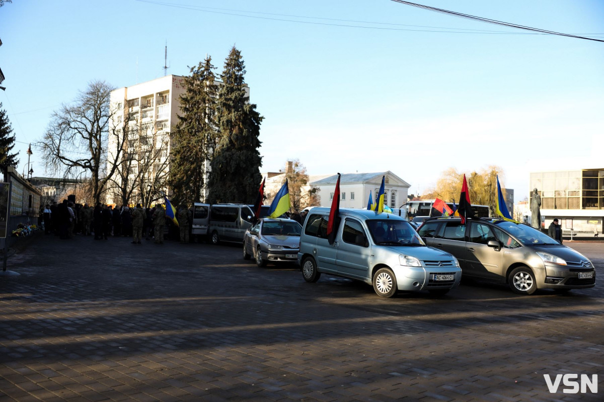 Пішов у бій, як справжній командир: прощання з Героєм у Луцьку. Фото