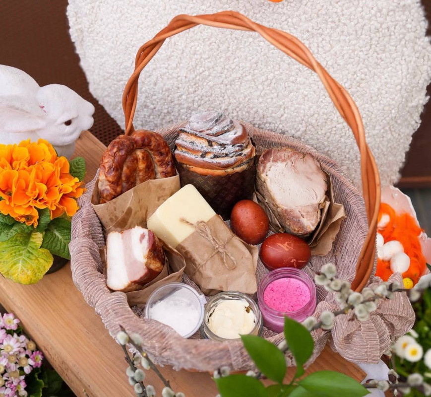 Скільки коштують великодні страви у Луцьку: готові набори, які пропонують ресторани міста