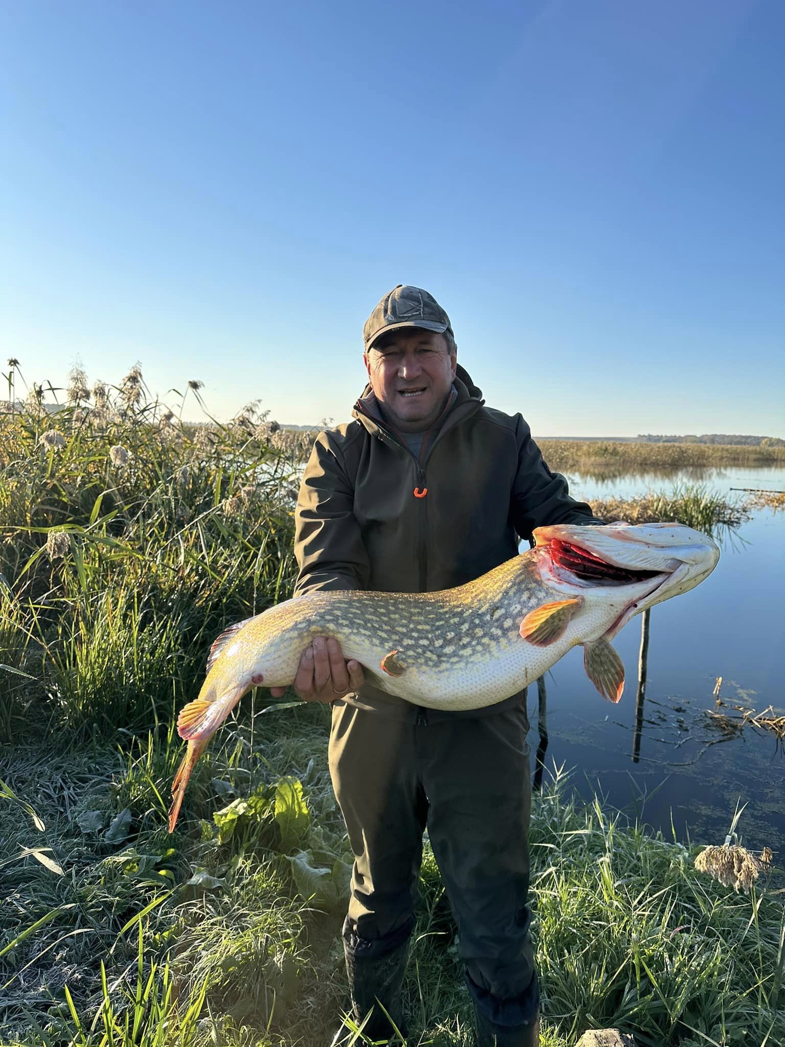 Ректор луцького вишу спіймав величезну щуку