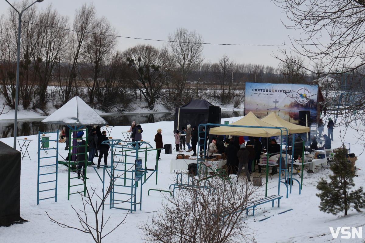 Як у Луцьку освячували воду на річці Стир. Фоторепортаж