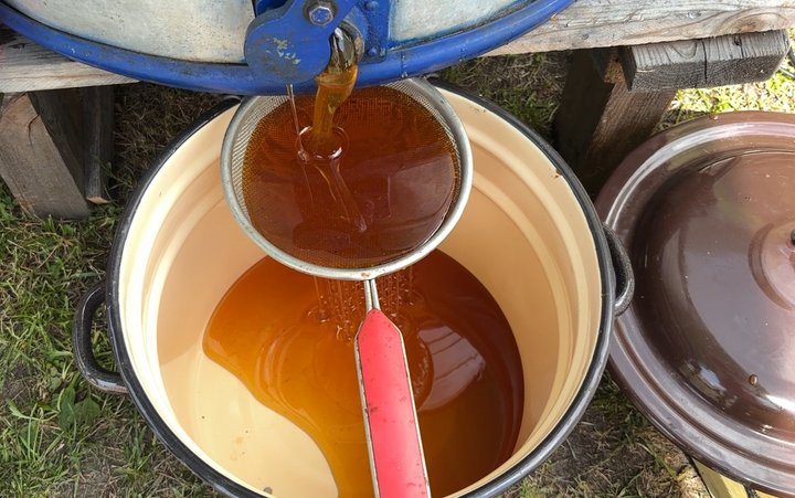 Зі старої пральної машини зробив медогонку: історія 68-річного бджоляра з Волині, який допомагає військовим
