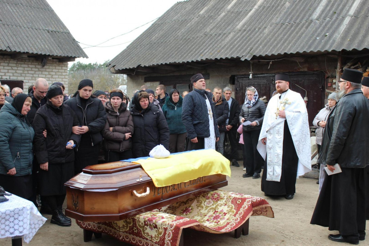 Маленький син ніколи більше не побачить тата: на Волині попрощалися з Героєм Миколою Мясковським