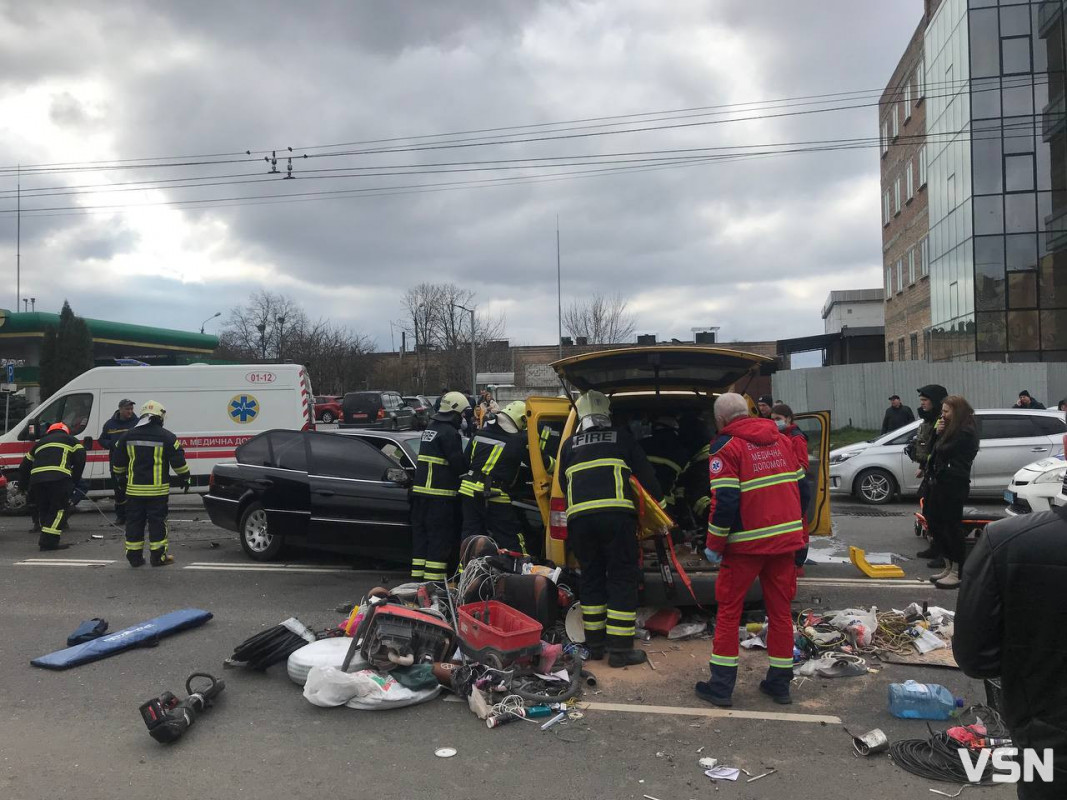 Водія затисло в салоні авто: у Луцьку сталась аварія