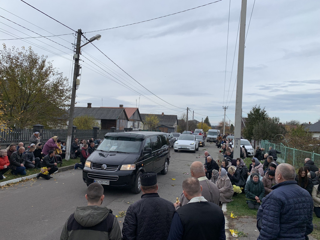 Осиротіла донечка: на Волині в останню путь провели 42-річного Героя Петра Оверчука