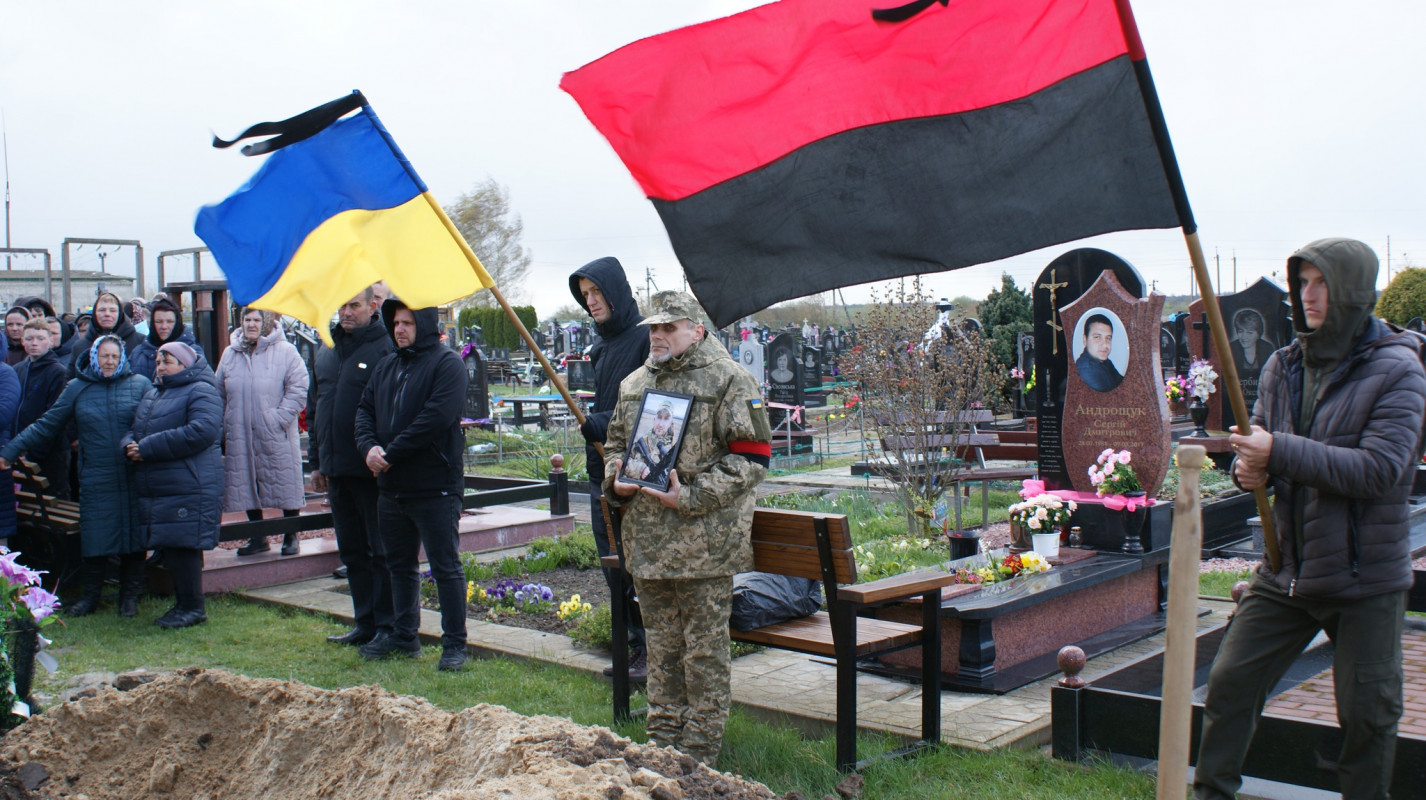 До останнього подиху – за Україну: у Луцькому районі попрощалися з Героєм Сергієм Мандзюком  
