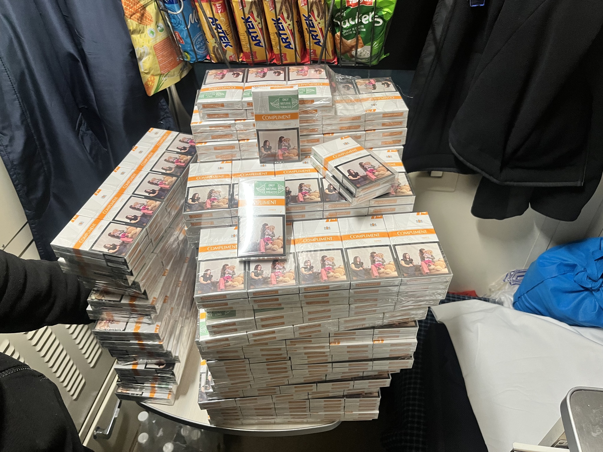 На Волині в купе провідника потяга до Польщі знайшли партію контрабандних сигарет