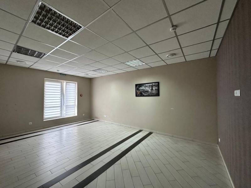 У Нововолинську продають комплекс із гаражів, складів та офісів за 11 мільйонів