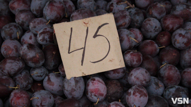 Скільки коштують яблука та груші на ринку у Луцьку?