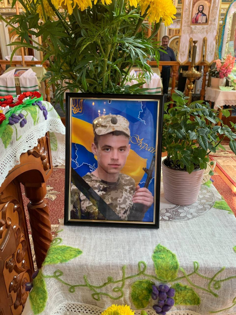 Коровай довелося ділити на кладовищі: на Волині поховали 25-річного Героя Максима Карамальського