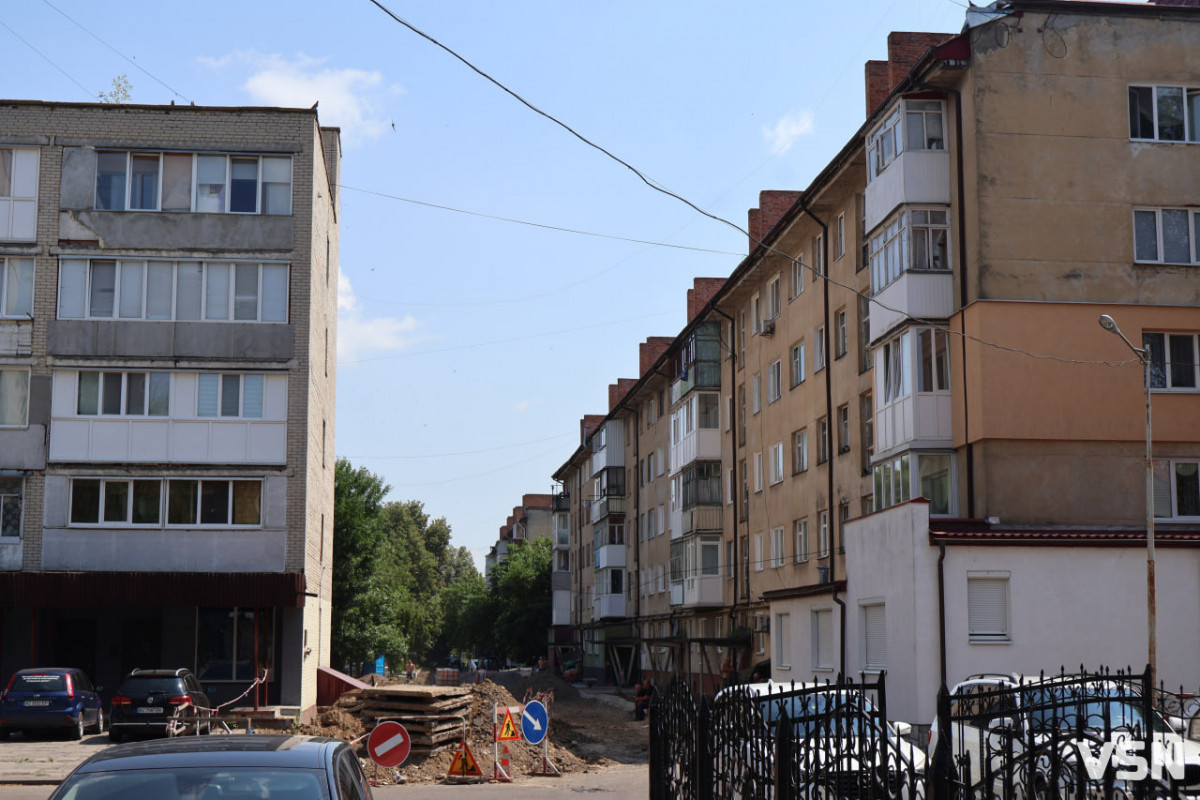«Гріємо воду в каструлях тижнями»: мешканці багатоповерхівки у Луцьку обурені затяжним ремонтом тепломереж