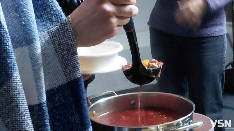 Говорити про війну під час війни — це сповідь: у Луцьку відбувся передпоказ вистави-імпровізації «Червоний борщ»