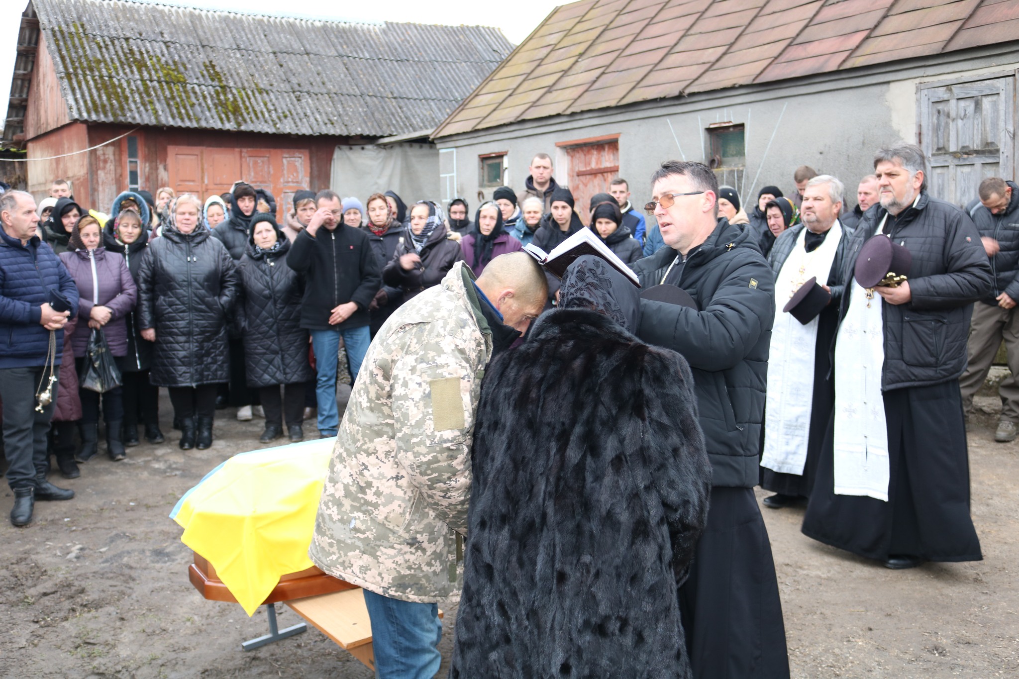 Ворожий дрон обірвав життя: на Волині попрощалися з Героєм Олександром Вихневичем