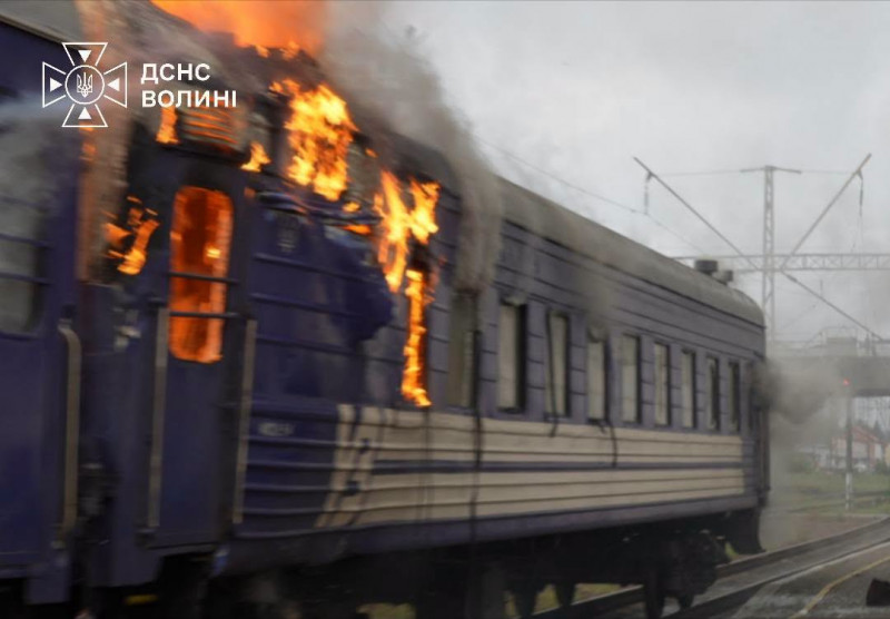 У Луцьку загорілися вагони потяга після російського удару: деталі від ДСНС