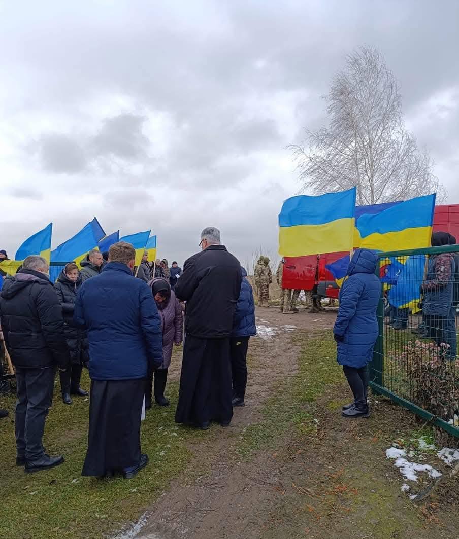 Втрати біля Торецька: у громаді на Волині усе село зійшлося провести полеглого Героя Михайла Попіка